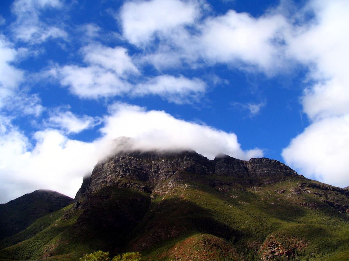 Bluff Knoll massif with cloud capping the summit